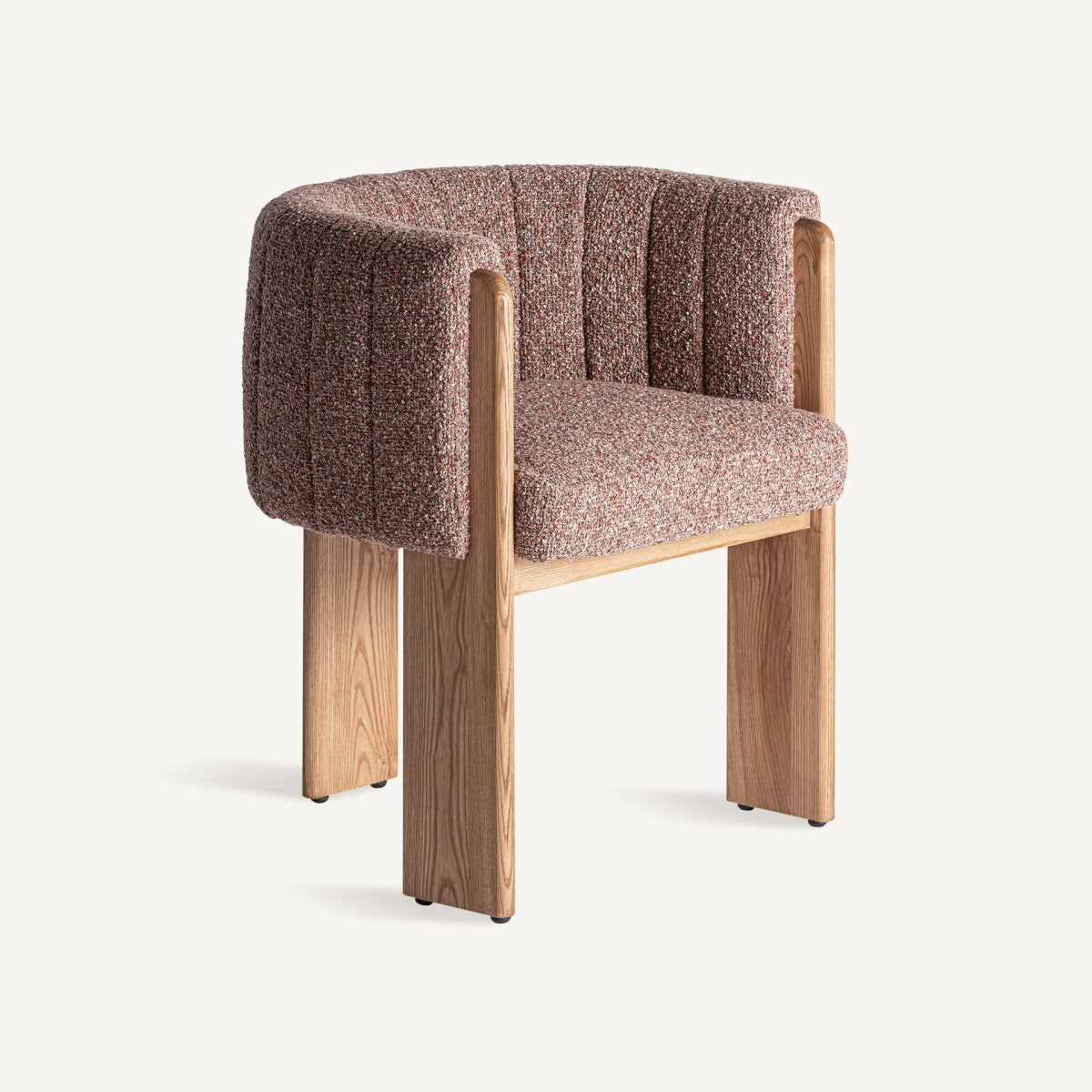 Silla Cluny de estilo art déco con estructura de madera de roble y tapizado boucle en tonos marrones.