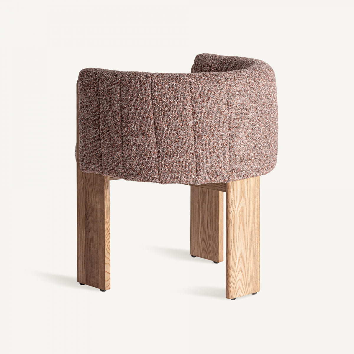 Respaldo envolvente de la silla Cluny, diseño artesanal de inspiración art déco.