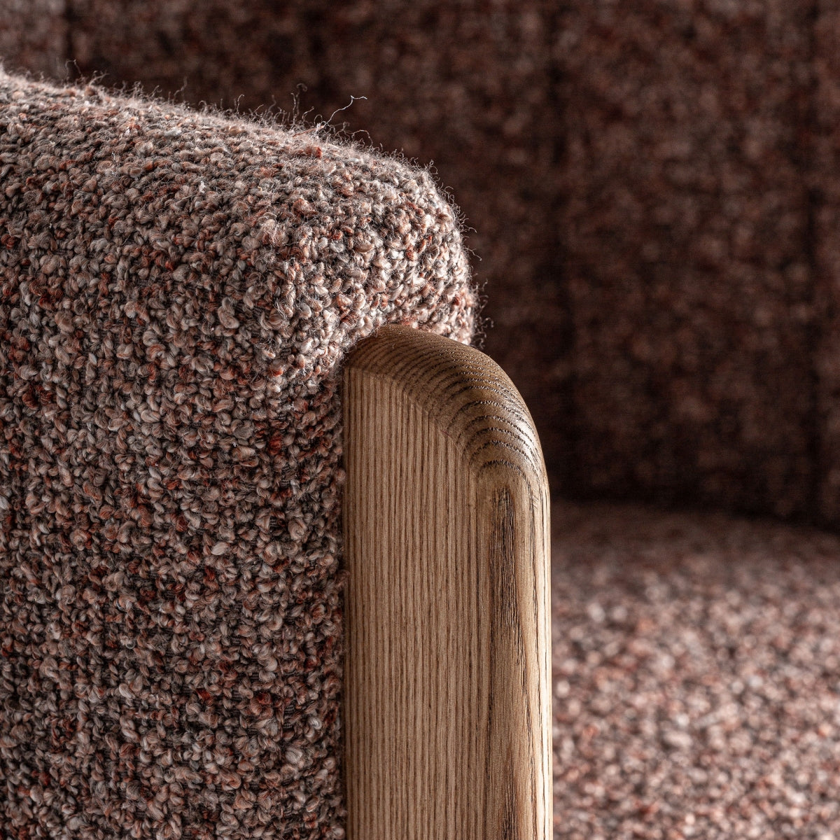 Detalle del tejido boucle de la silla Cluny en tonos tierra con textura cálida y acogedora.