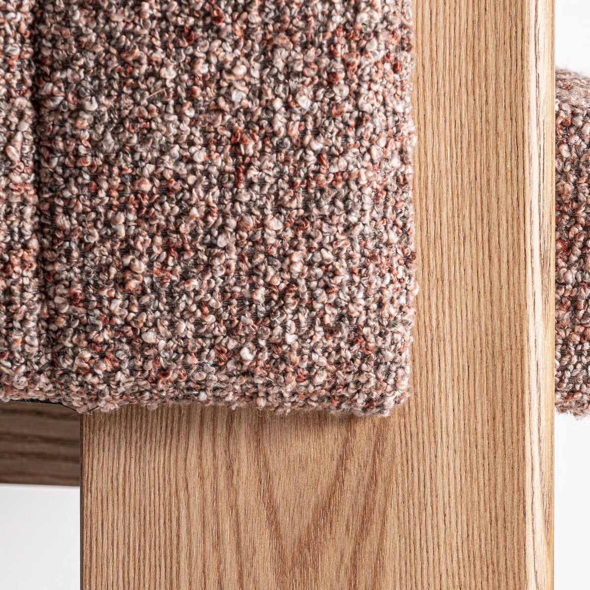 Tapicería en espuma mullida y boucle color marsala, perfecta para ambientes cálidos y modernos.