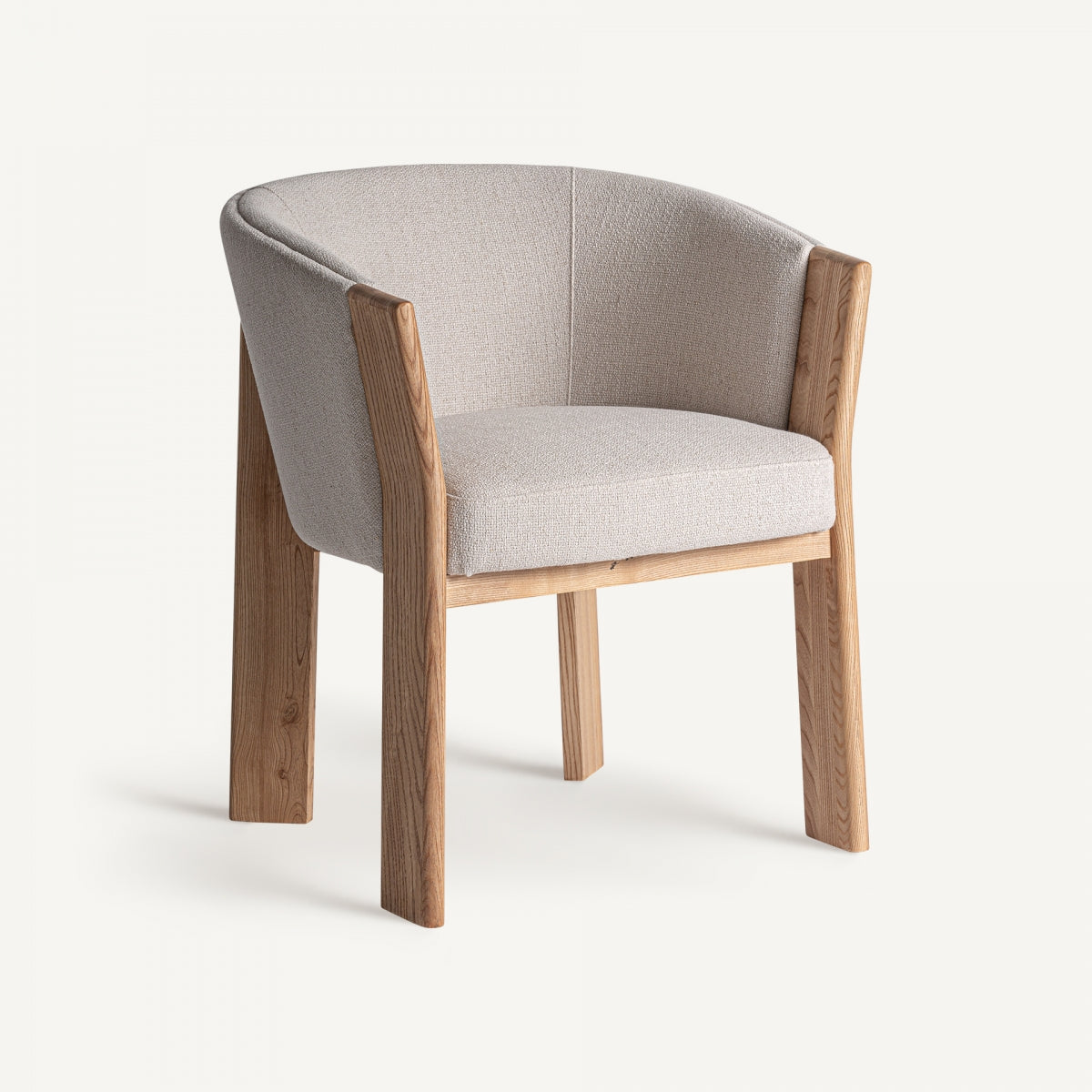 Silla NARA con estructura de ratán y asiento tapizado, vista frontal completa