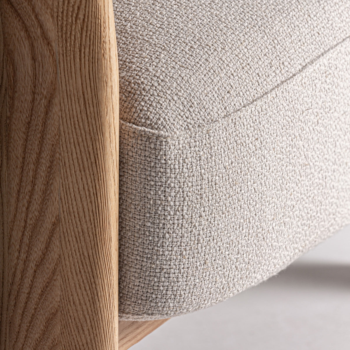 Primer plano del asiento tapizado sobre estructura de ratán natural