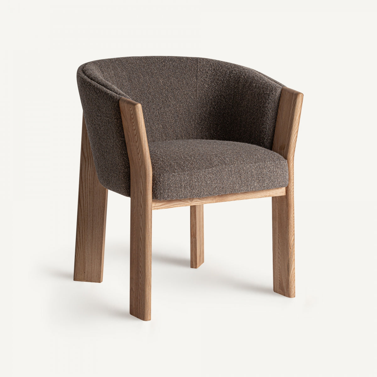 Silla NARA con ratán en acabado oscuro y asiento tapizado en negro, vista frontal