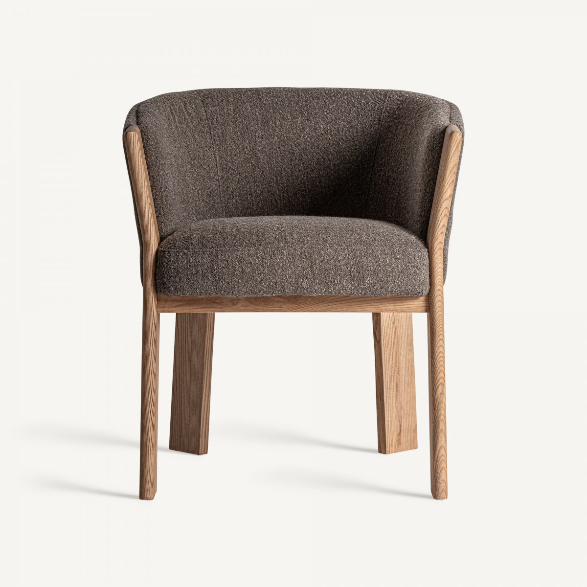 Vista lateral de silla en ratán oscuro con respaldo curvo y tapizado elegante