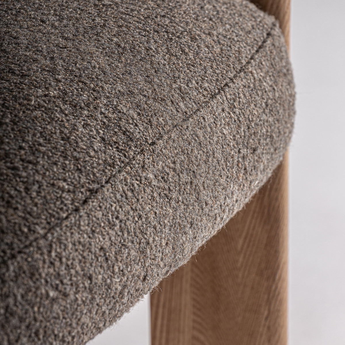 Detalle del asiento tapizado en terciopelo negro, textura elegante y confortable