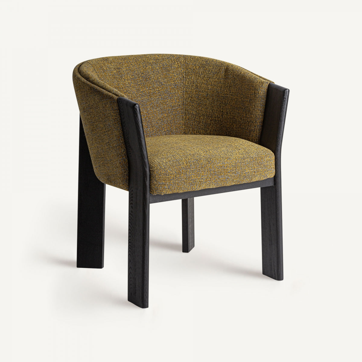 Silla tapizada en tejido mostaza con estructura de madera negra vista frontal, estilo moderno.