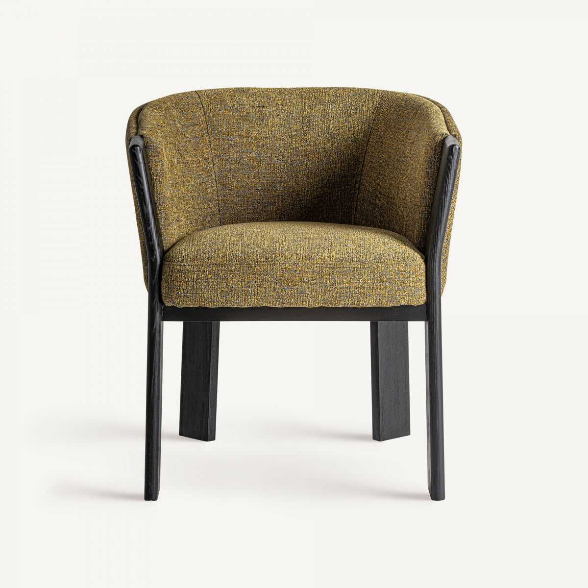Silla con respaldo envolvente y asiento acolchado en tejido mostaza, estructura recta negra.