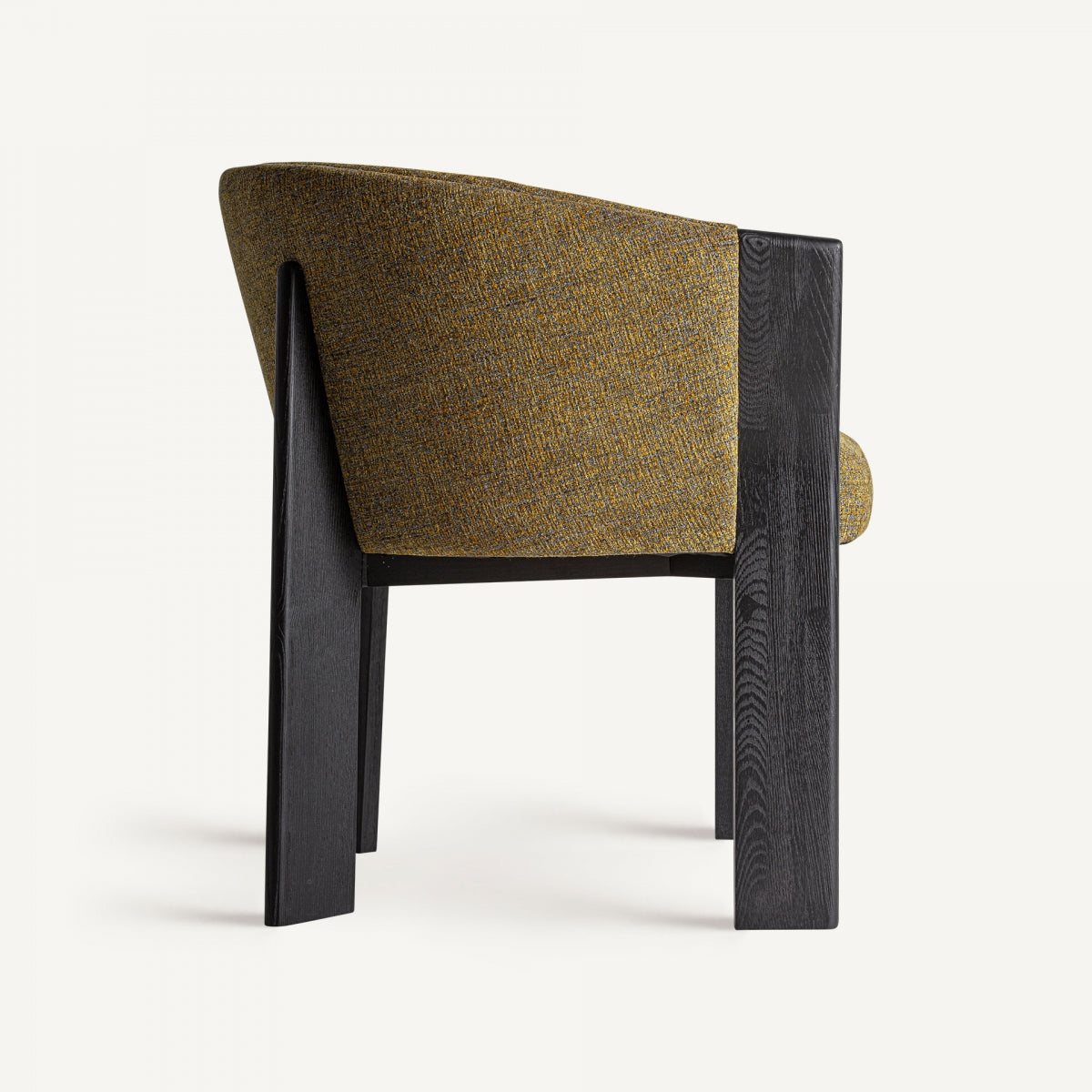 Vista lateral de silla moderna con patas de madera negra y tapizado en tono mostaza jaspeado.