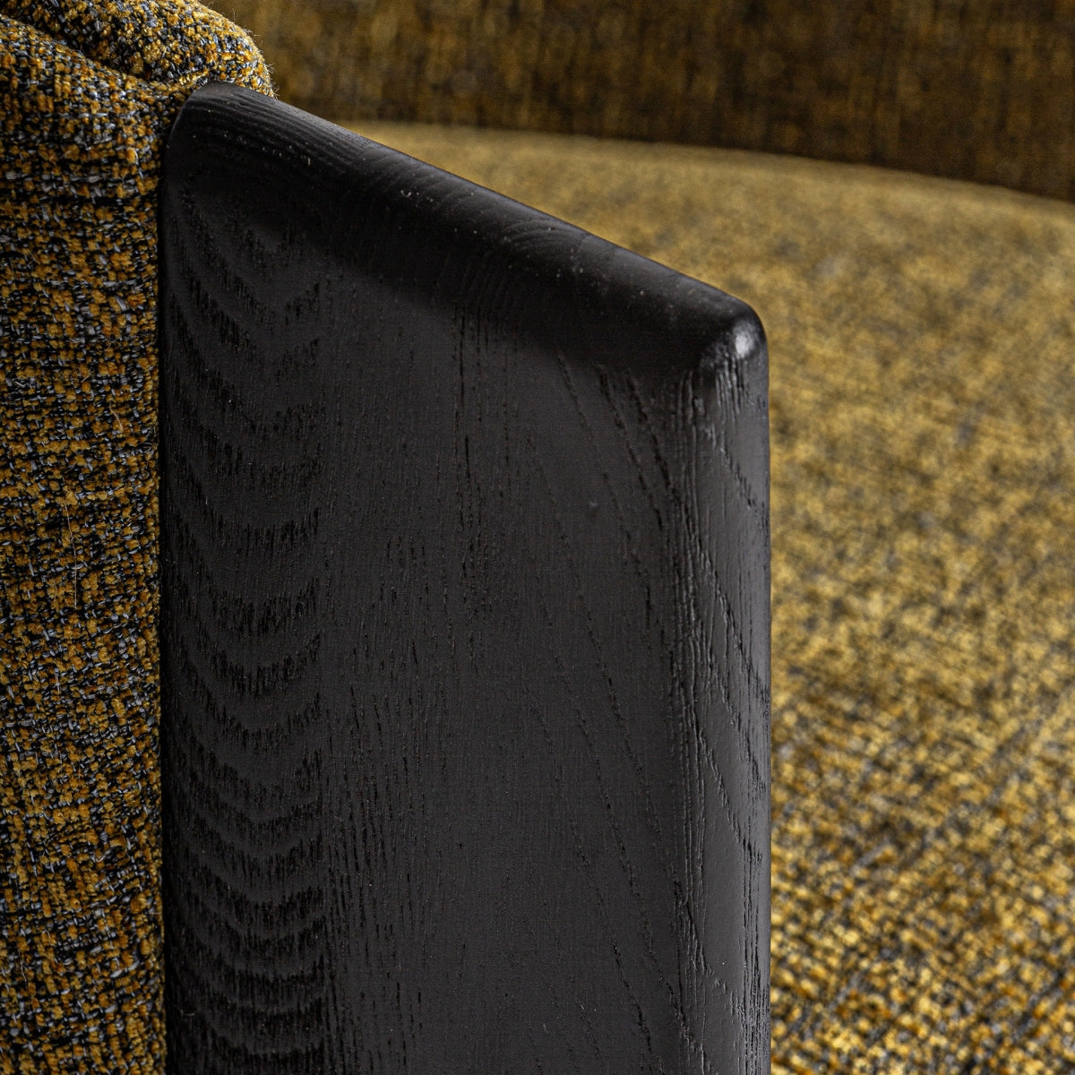 Primer plano de la pata recta en madera negra, diseño robusto y elegante.