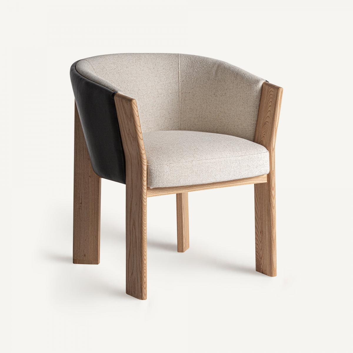 Vista frontal de la silla tapizada en polipiel negra con estructura de roble claro, estilo nórdico moderno