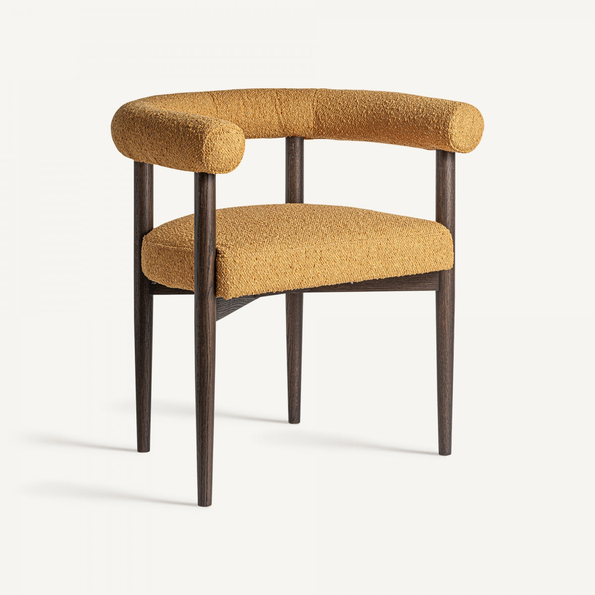 Vista frontal de silla con estructura de ratán trenzado, estilo boho natural