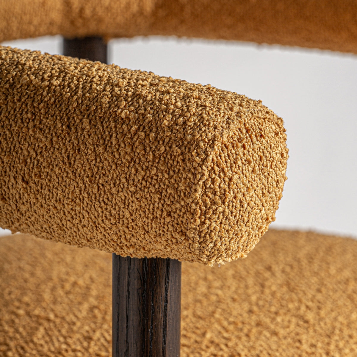 Detalle del asiento acolchado en blanco natural, ideal para espacios relajados