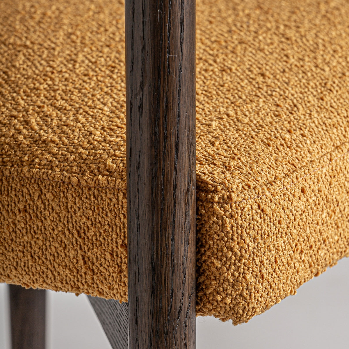 Detalle de patas redondeadas en ratán natural, diseño ligero y elegante