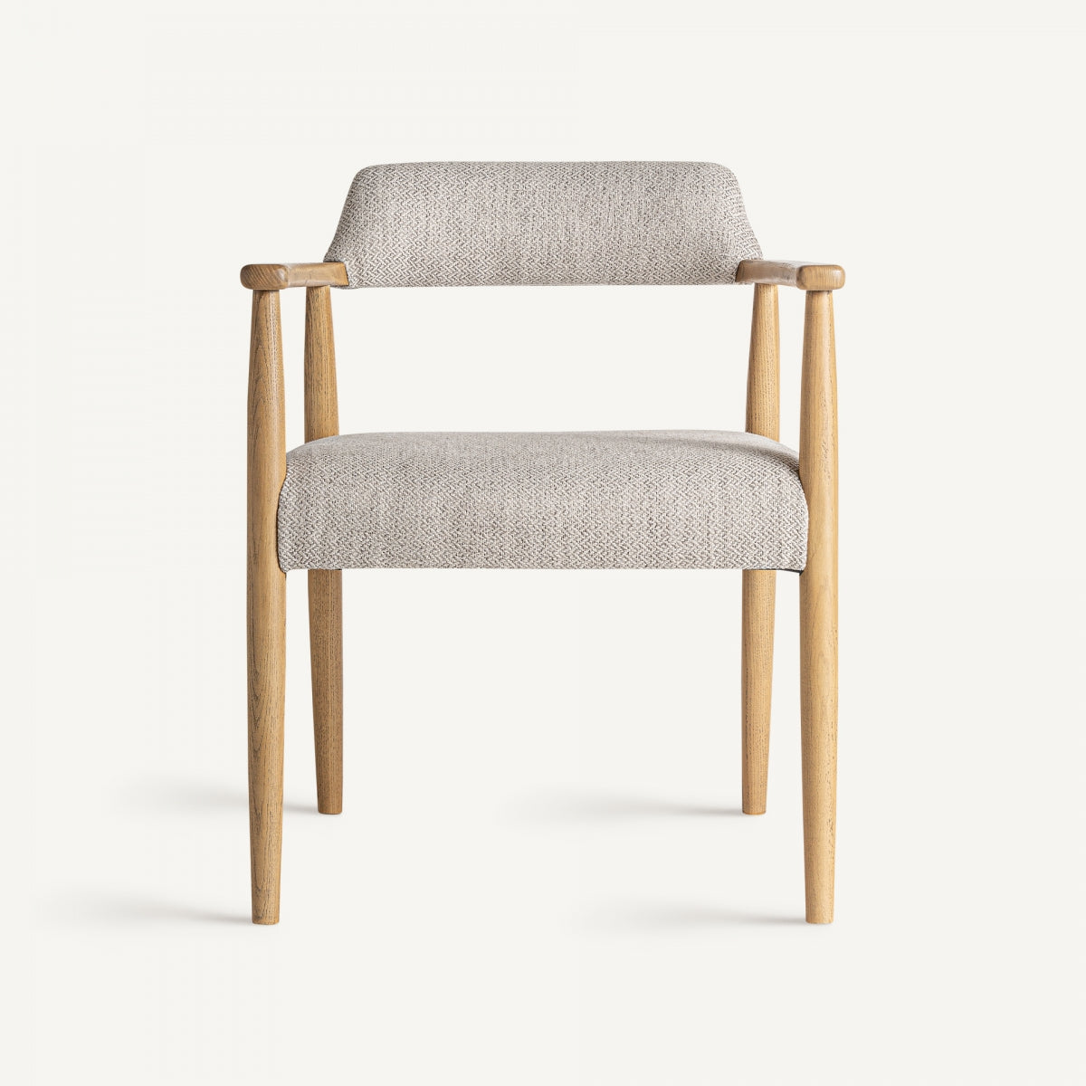 Vista frontal de silla con estructura de madera clara y respaldo curvo tapizado.