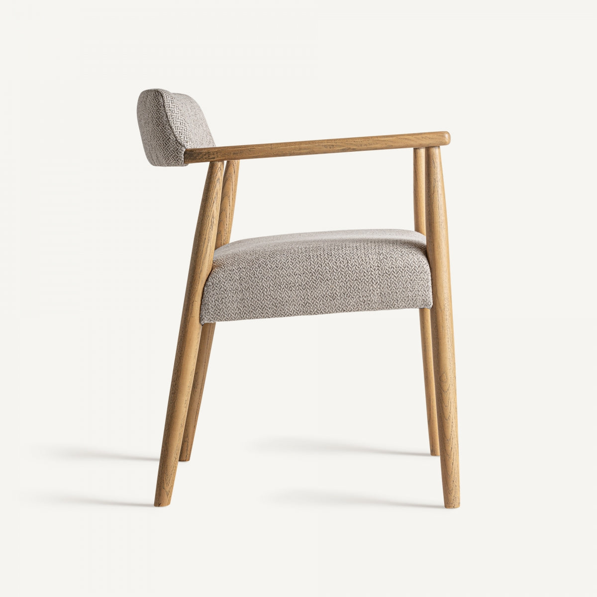 Perfil lateral de silla tapizada con brazos delgados de madera natural.