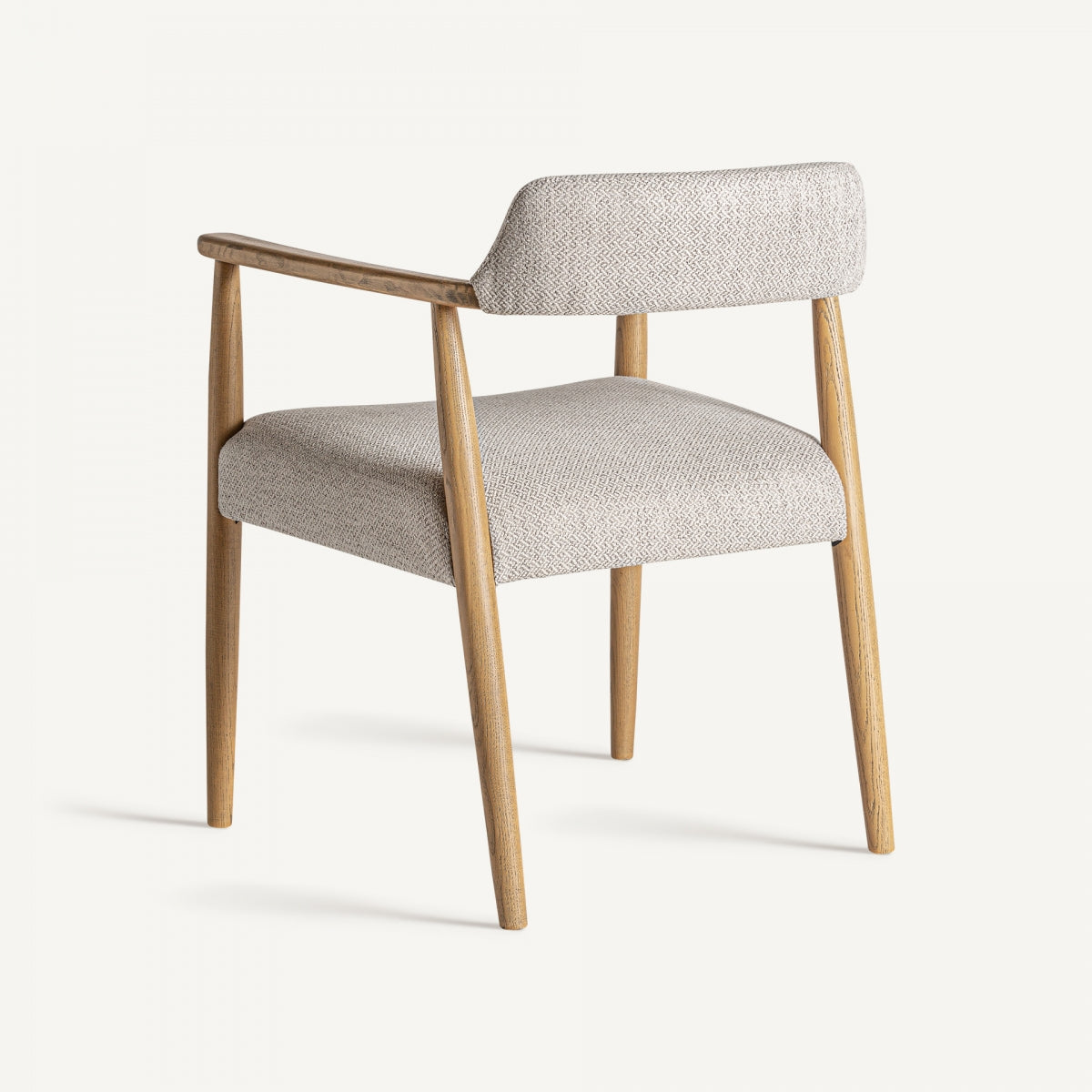 Vista trasera de silla estilo escandinavo con respaldo bajo tapizado.