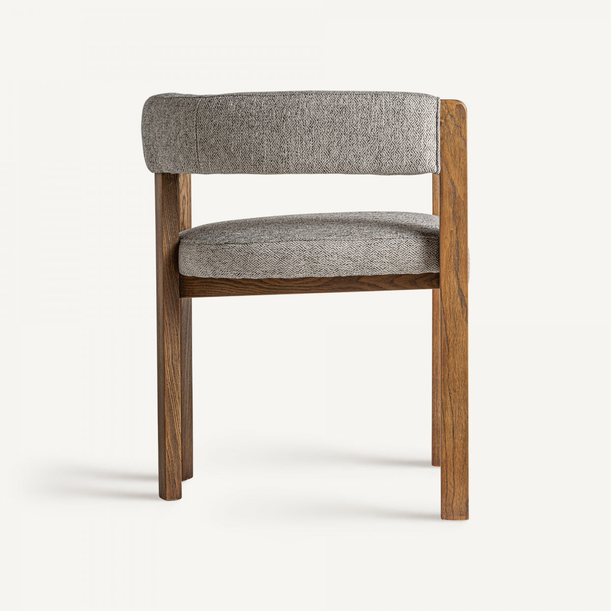 Detalle lateral de la estructura trasera de la silla Wizerne en madera veteada clara