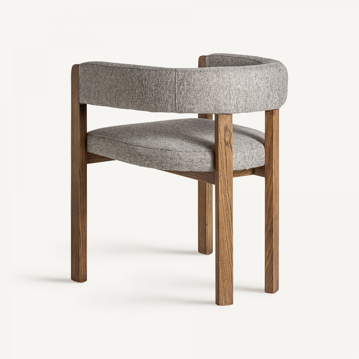 Detalle de la textura del tapizado bouclé y apoyabrazos de madera vista en la silla Wizerne