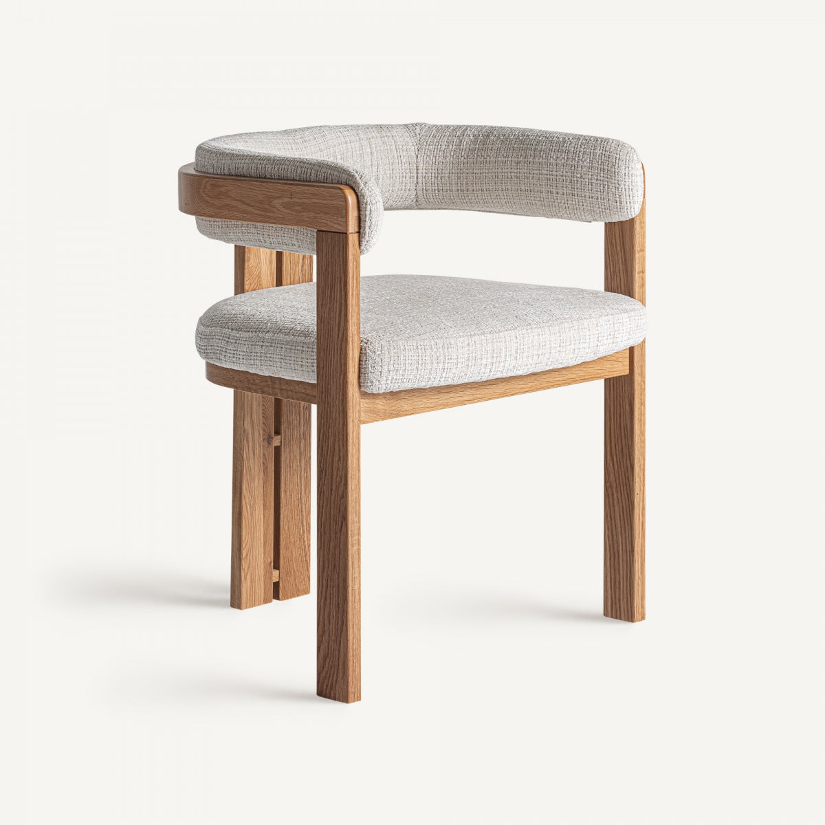 Silla con estructura de madera clara y tapizado gris claro, vista tres cuartos moderna