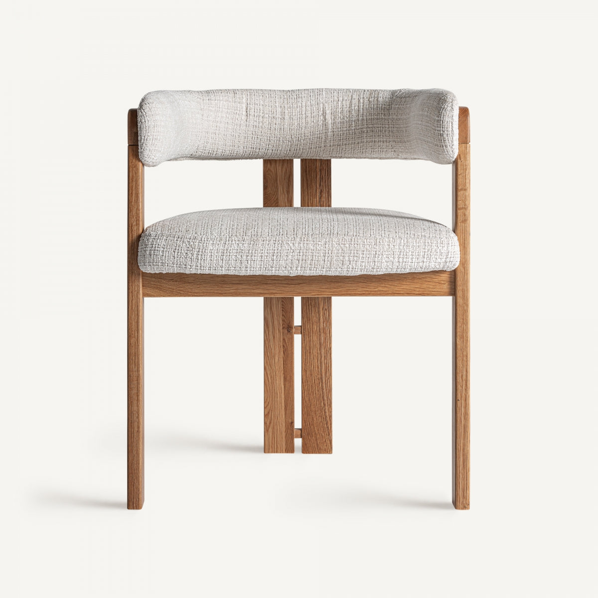 Silla minimalista con respaldo envolvente y tapizado texturizado, vista frontal