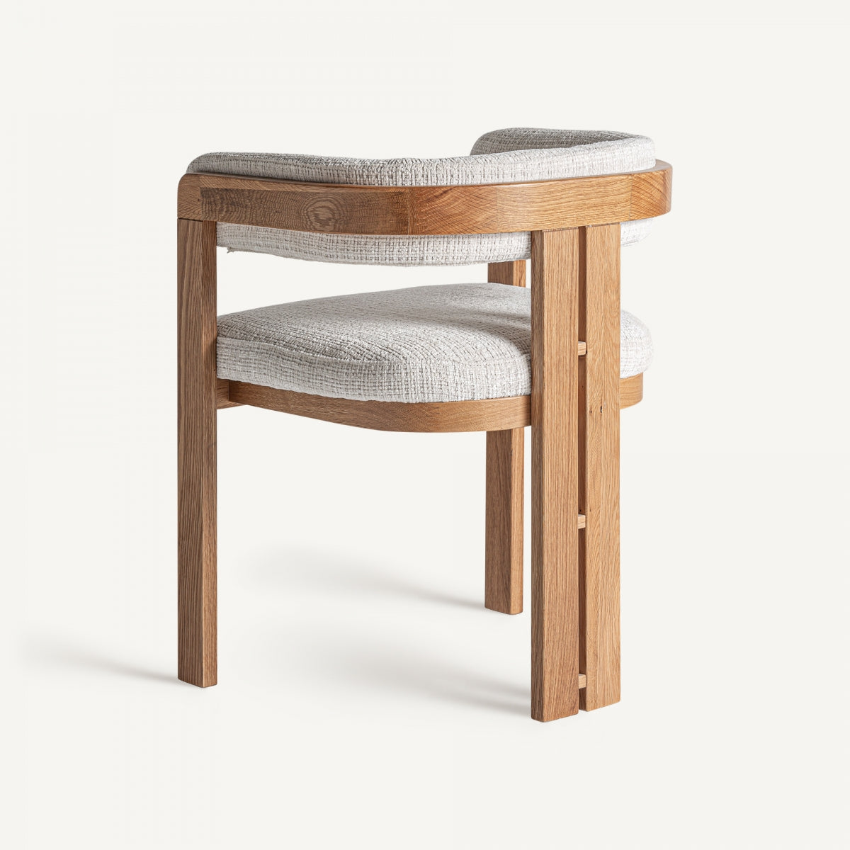 Parte trasera de silla con respaldo curvo en madera y doble soporte vertical