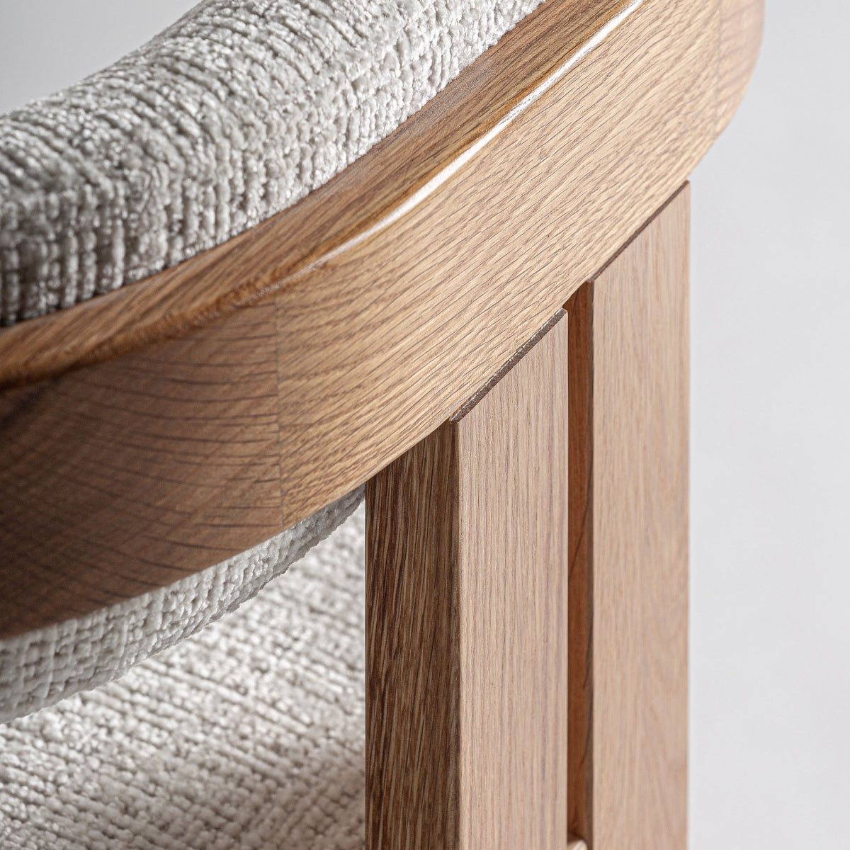 Detalle de la estructura trasera en madera natural con unión de doble pata