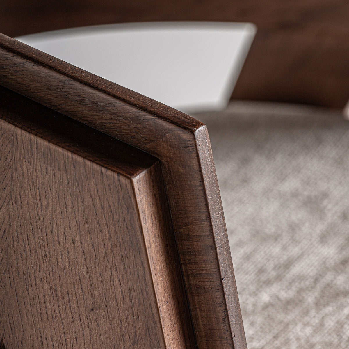 detalle apoyabrazos madera roble acabado marron boutique_interiorismo vical
