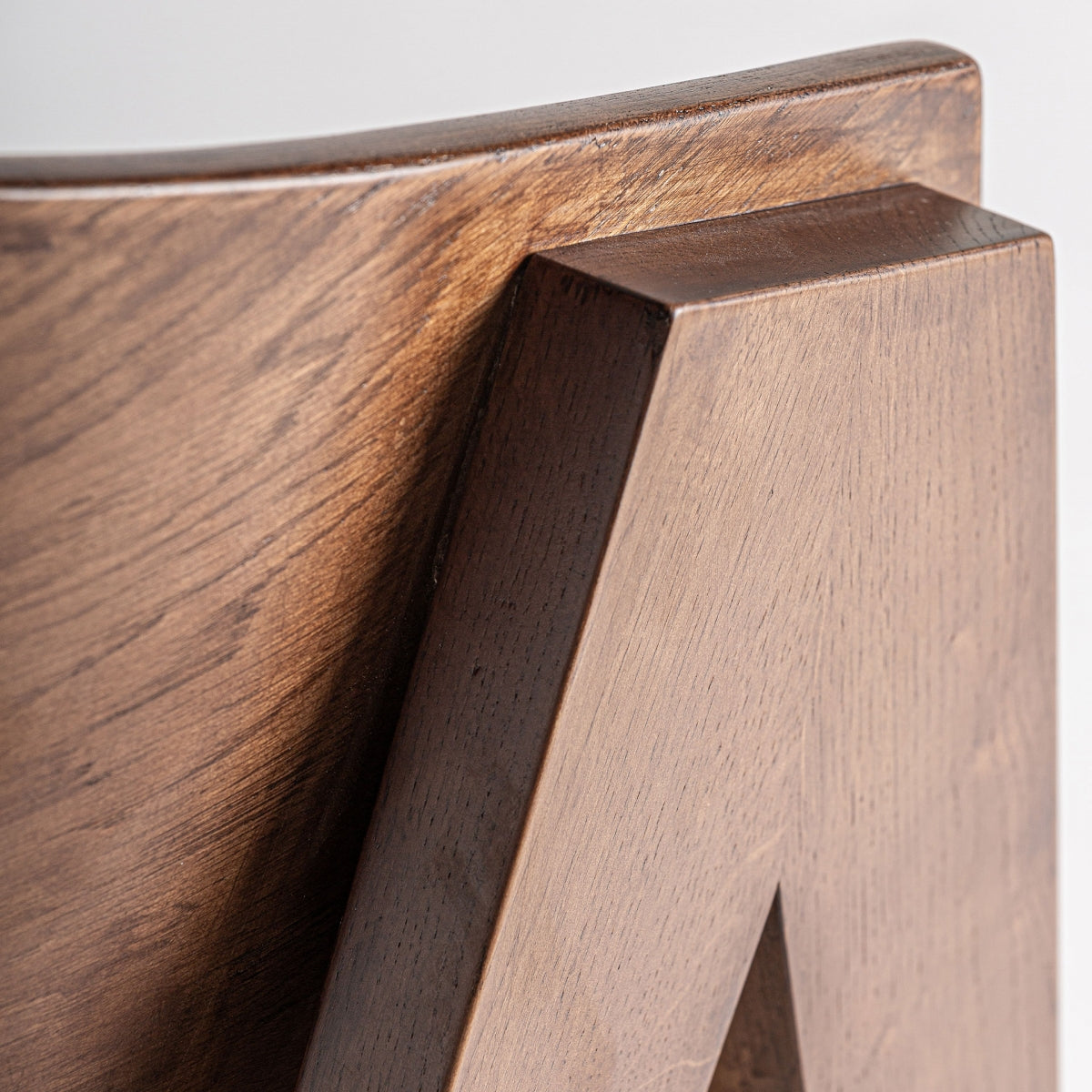 detalle encaje respaldo madera roble acabado elegante boutique_interiorismo vical