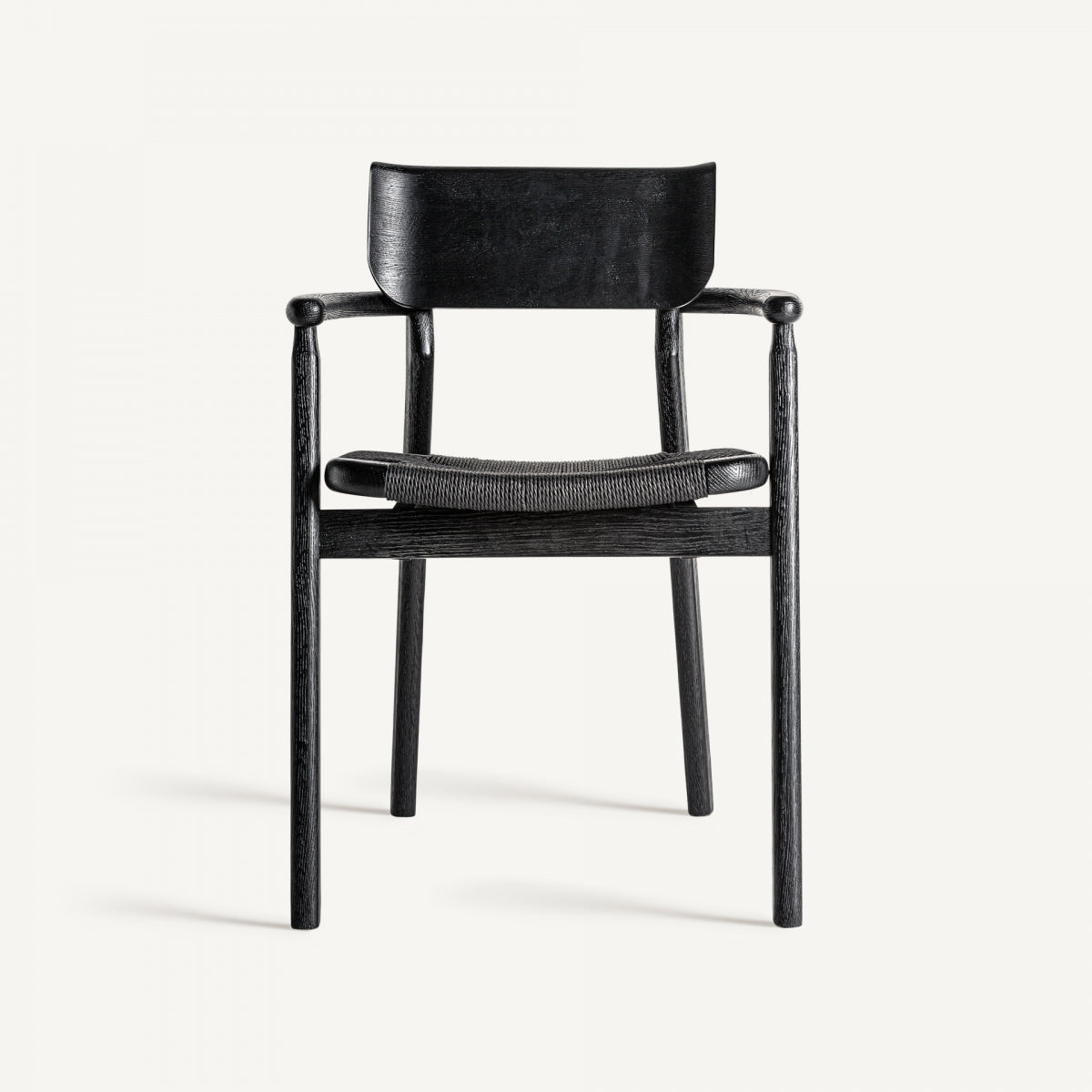 Vista frontal de silla negra con respaldo curvo, diseño ergonómico moderno