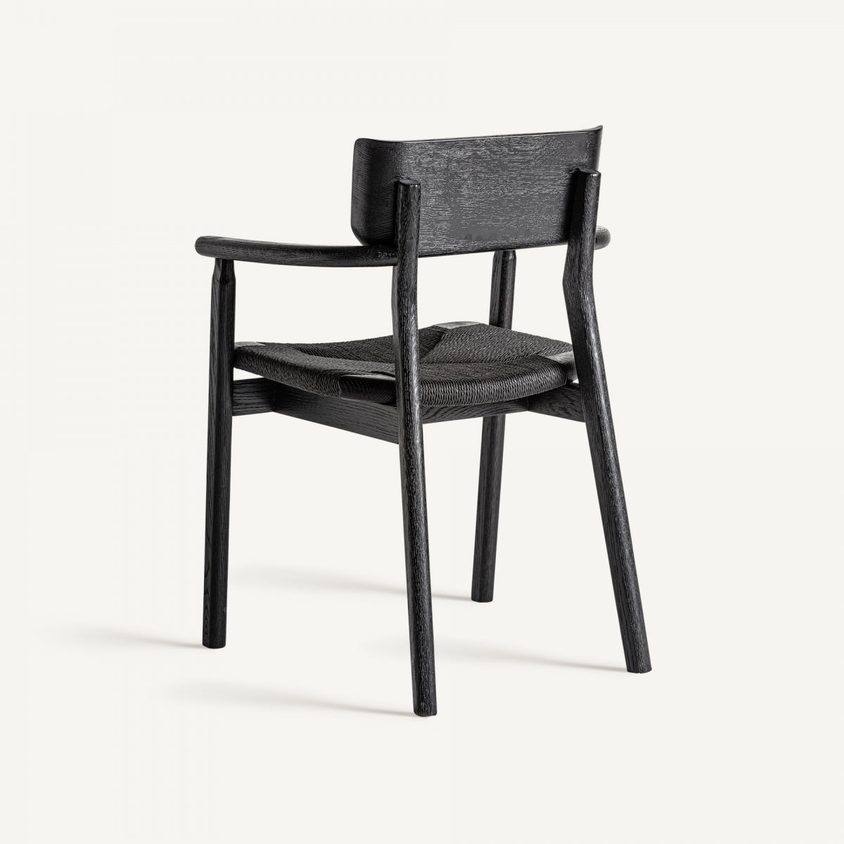 Vista trasera de silla con brazos, diseño depurado en negro mate
