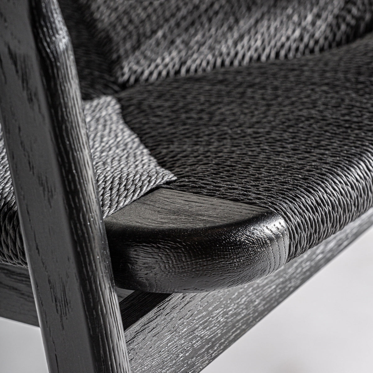Detalle del asiento de cuerda trenzada negra, textura artesanal