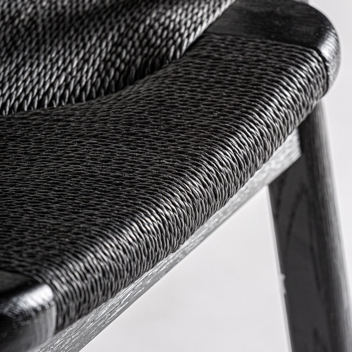 Primer plano del asiento trenzado negro, trabajo textil fino y elegante