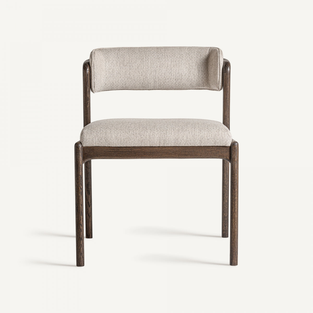 Silla de madera con tapizado claro, vista desde el frente, diseño minimalista y elegante