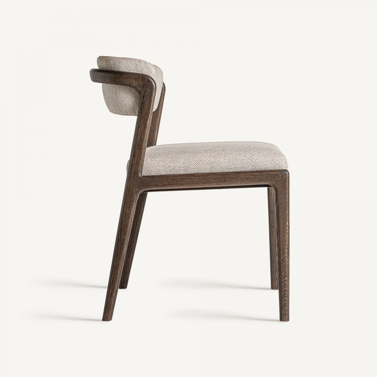 Silla tapizada con estructura de madera, vista lateral, perfecta para espacios de estilo nórdico