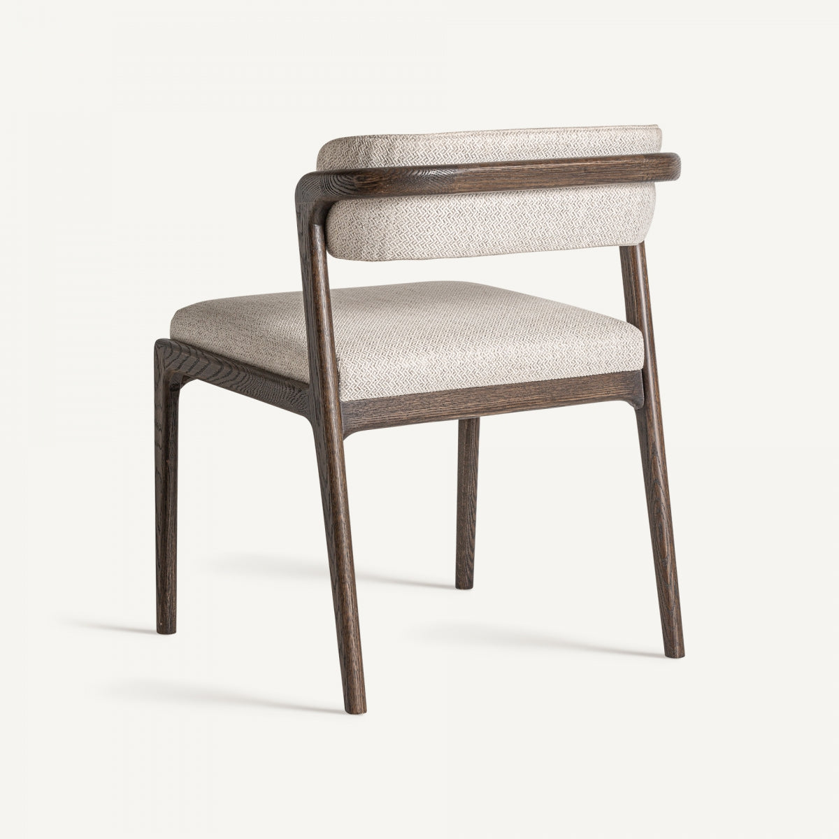 Detalle del respaldo curvo en madera natural con tapizado beige, diseño ergonómico y cálido