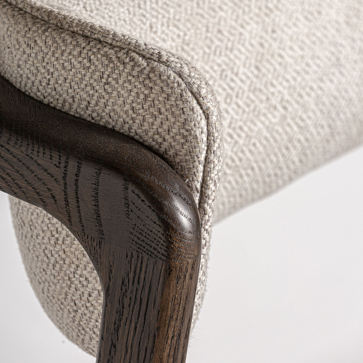 Curvatura del respaldo en madera oscura, diseño orgánico y envolvente