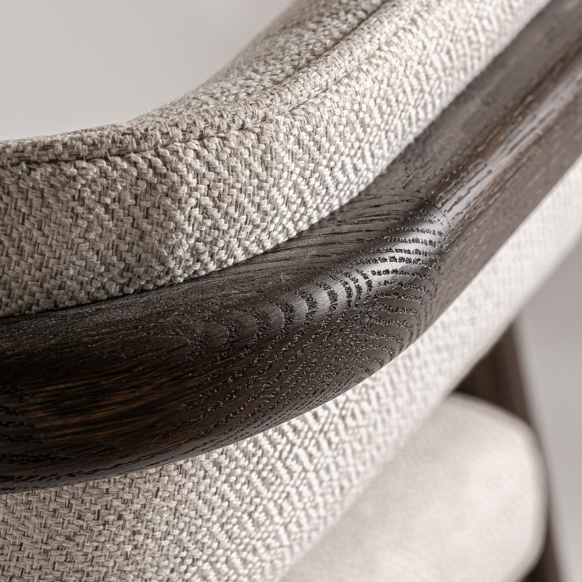 Vista superior del respaldo de madera tapizada, detalle elegante para interiores con estilo