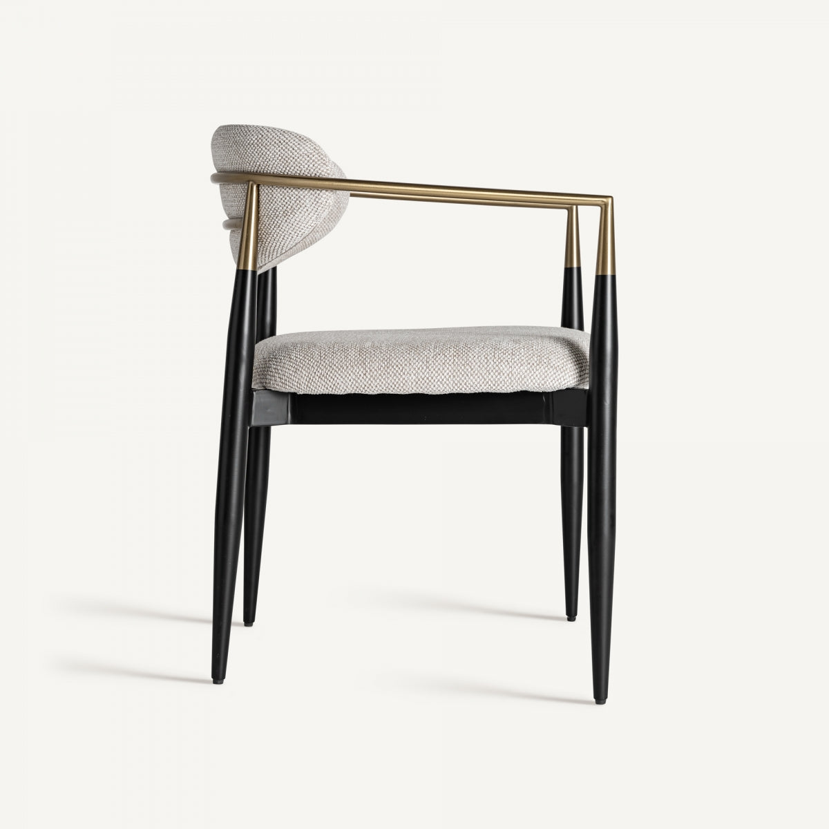 Perfil lateral de la silla Crossac con brazos dorados y líneas estilizadas.