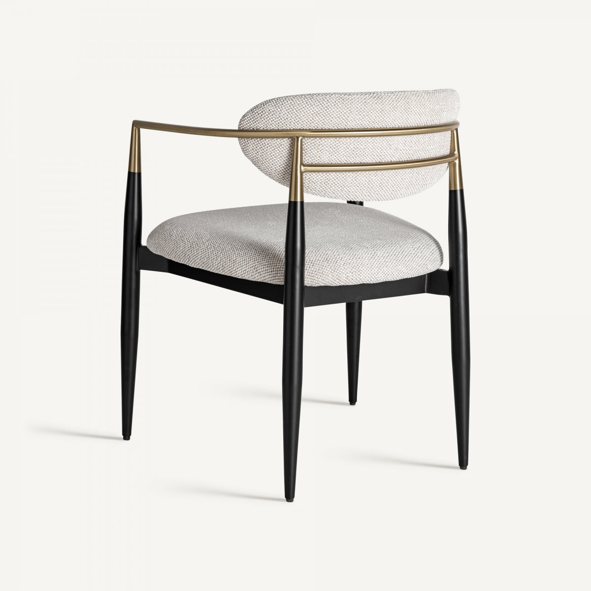 Vista trasera de la silla Crossac con respaldo curvo en metal dorado.