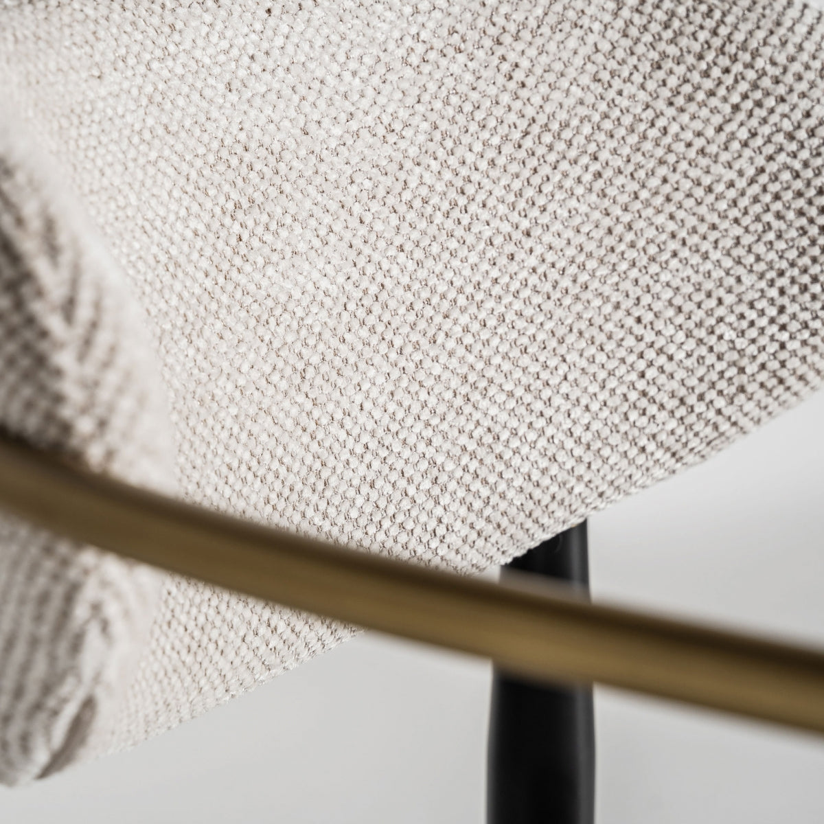 Detalle del respaldo curvado de la silla Crossac que resalta su diseño y calidad artesanal.