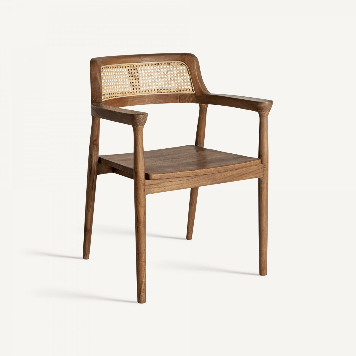 Vista frontal en ángulo de silla de madera con respaldo de rejilla estilo vintage boutique interiorismo Vical