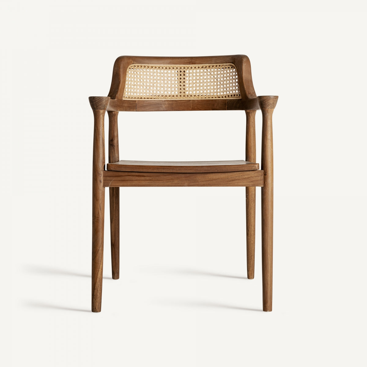 Vista diagonal de silla de comedor con estructura de madera y respaldo curvo de rejilla natural
