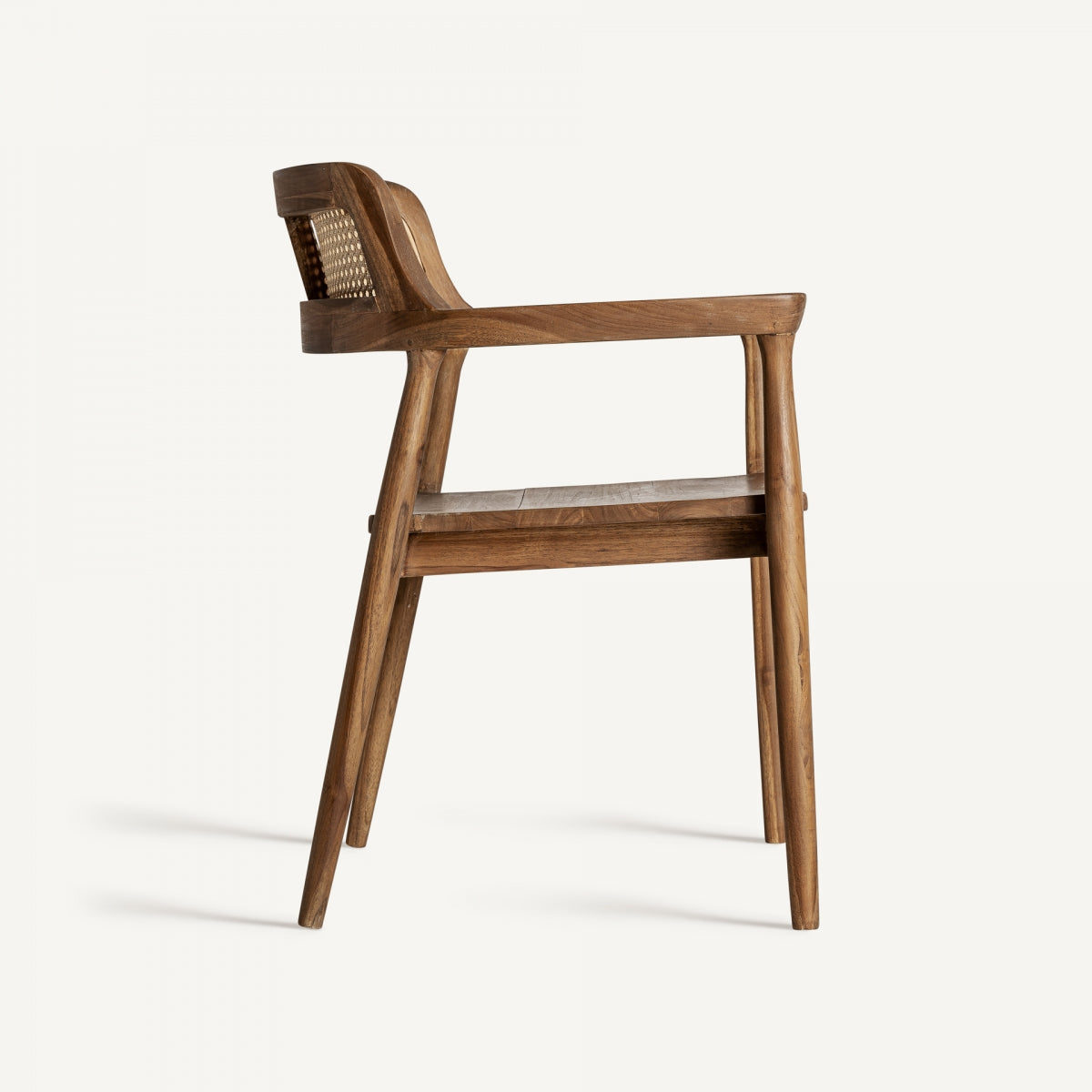 Vista frontal completa de silla de madera natural con diseño ergonómico y respaldo trenzado