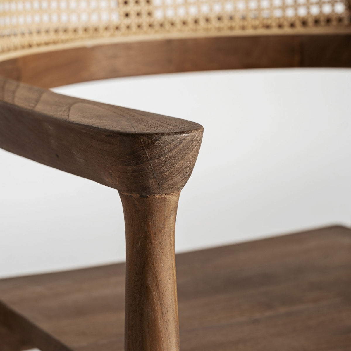 Perfil lateral de silla de madera vintage con patas estilizadas y respaldo de rejilla