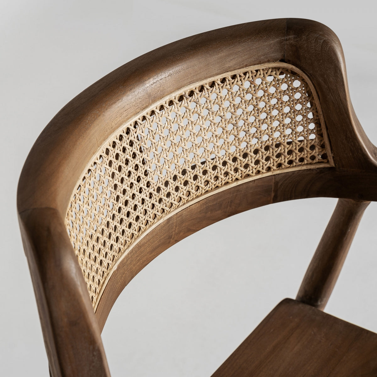 Acabado de unión entre asiento y pata en silla de madera estilo natural