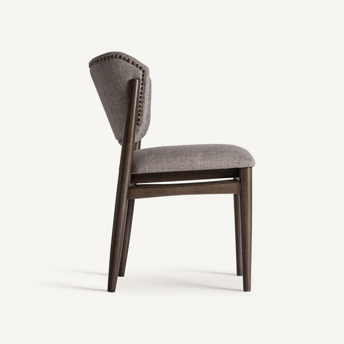 Detalle del respaldo curvo en madera oscura, acabado elegante