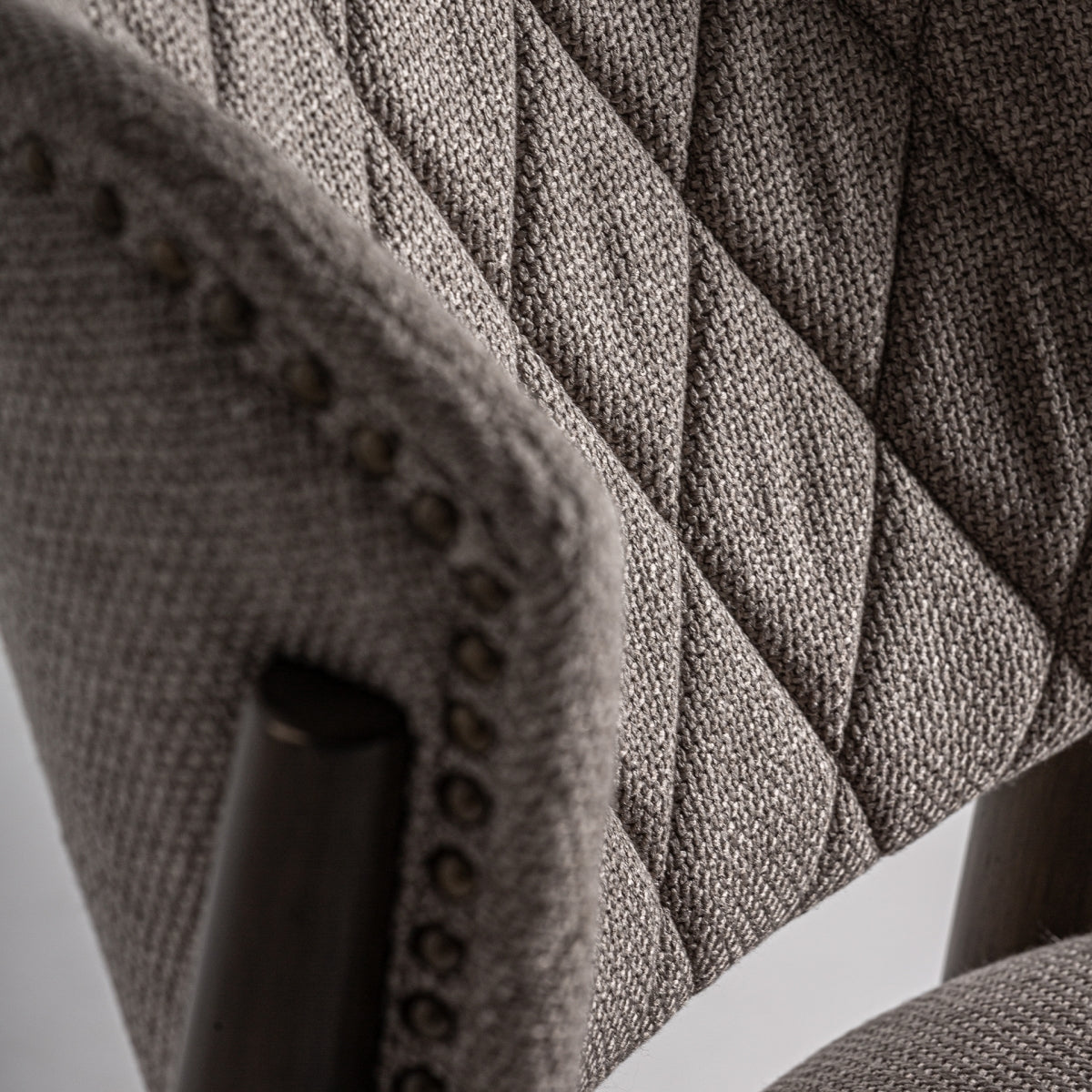 Vista superior del asiento y respaldo curvado, madera maciza marrón
