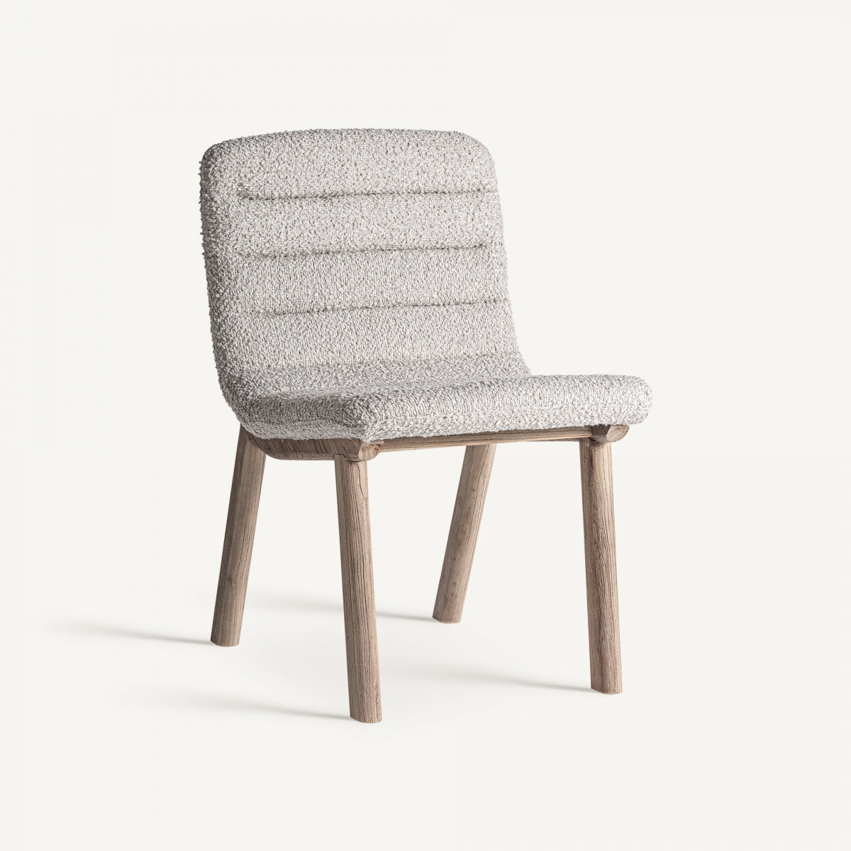 Vista frontal de silla con tapizado jacquard y patas metálicas negras