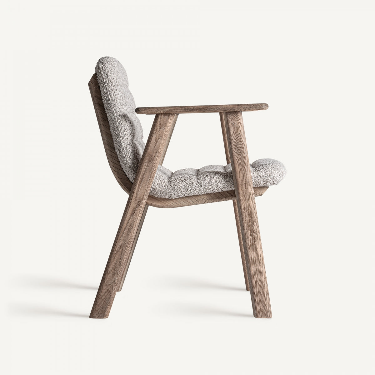 Perfil lateral de la silla con patas inclinadas y reposabrazos redondeados en madera - boutique_interiorismo Vical