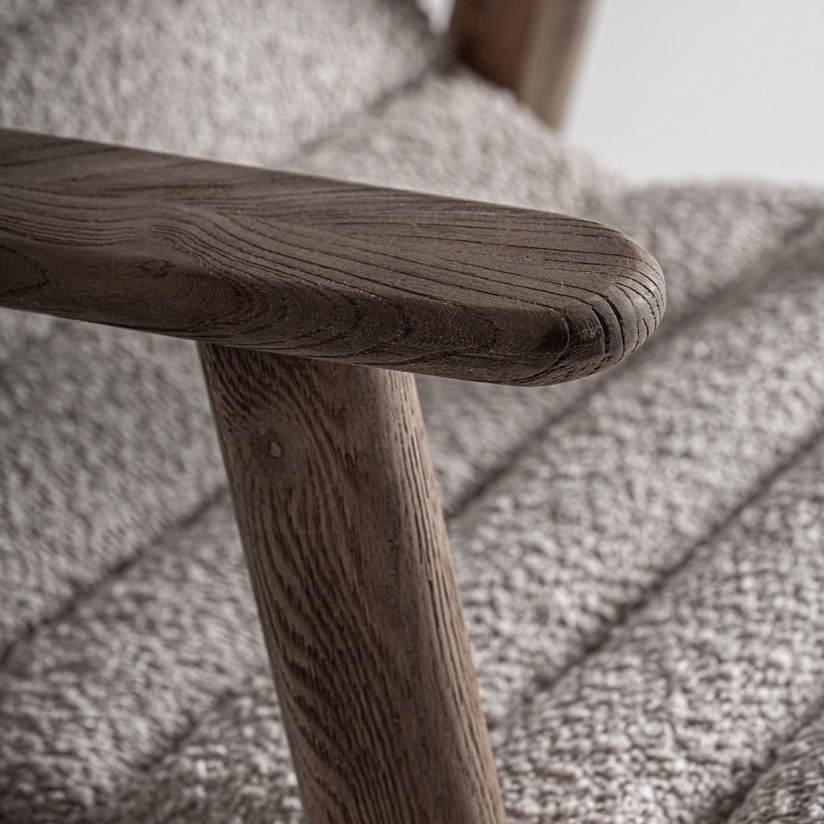 Detalle del reposabrazos en madera con vetas naturales y acabado artesanal - boutique_interiorismo Vical